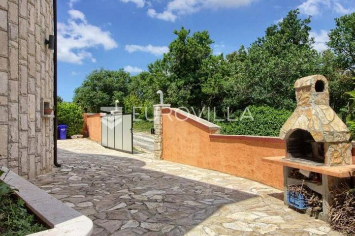 Medulin, velika samostojeća kuća 360 m² s bazenom