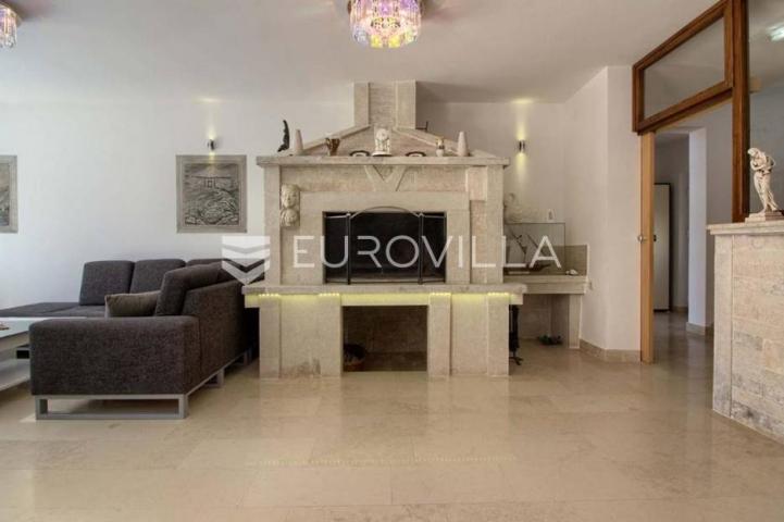 Medulin, velika samostojeća kuća 360 m² s bazenom