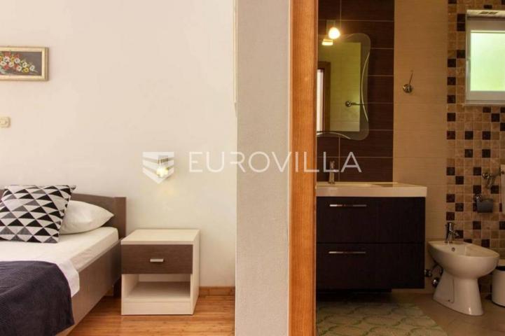 Medulin, velika samostojeća kuća 360 m² s bazenom