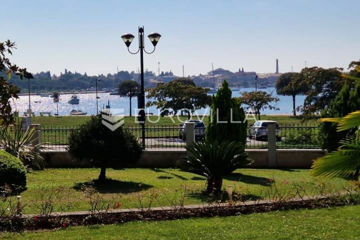 Umag, vila prvi red do mora