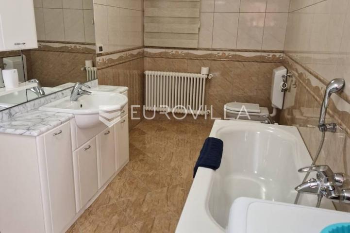 Umag, vila prvi red do mora