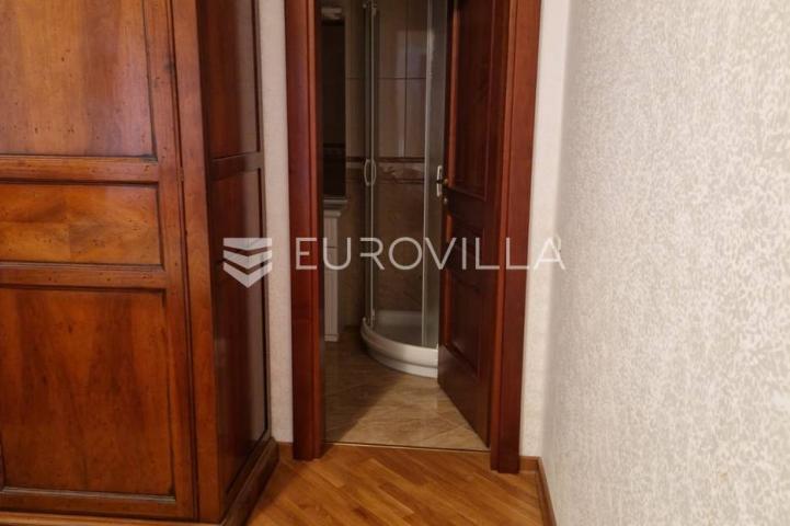 Umag, vila prvi red do mora