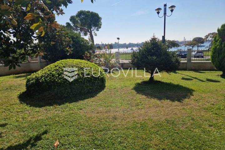 Umag, vila prvi red do mora