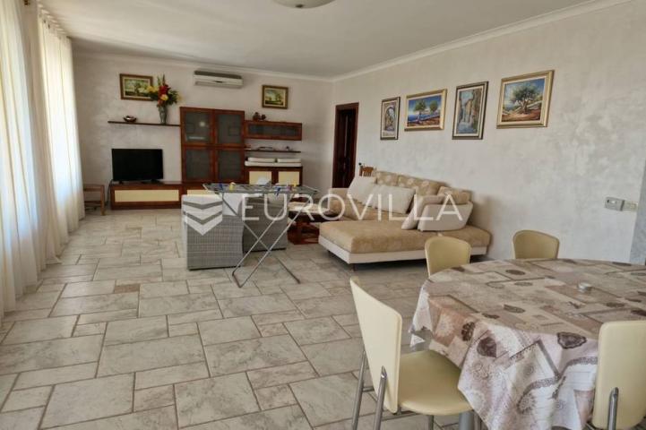 Umag, vila prvi red do mora