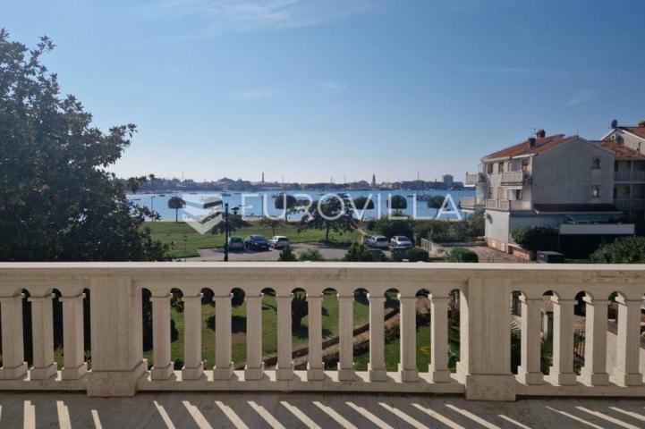 Umag, vila prvi red do mora