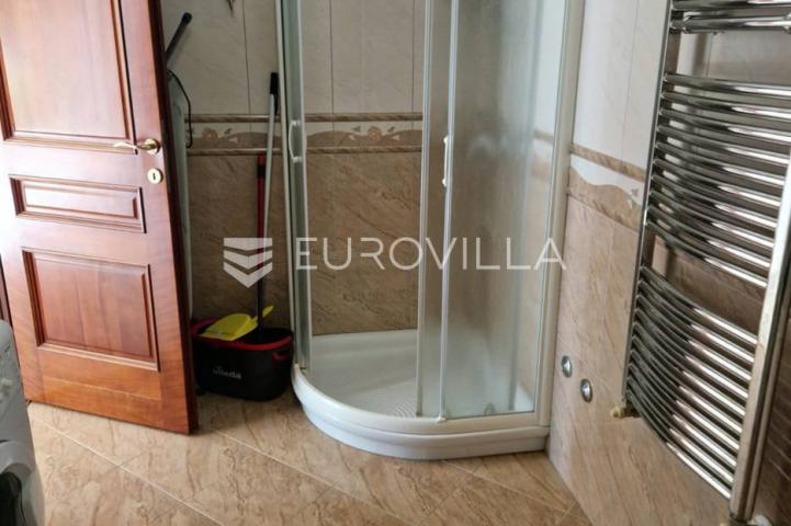 Umag, vila prvi red do mora