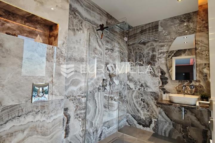Trogir, Čiovo, dizajnerski uređen dvosoban stan s krovnom terasom garaža, jacuzzi