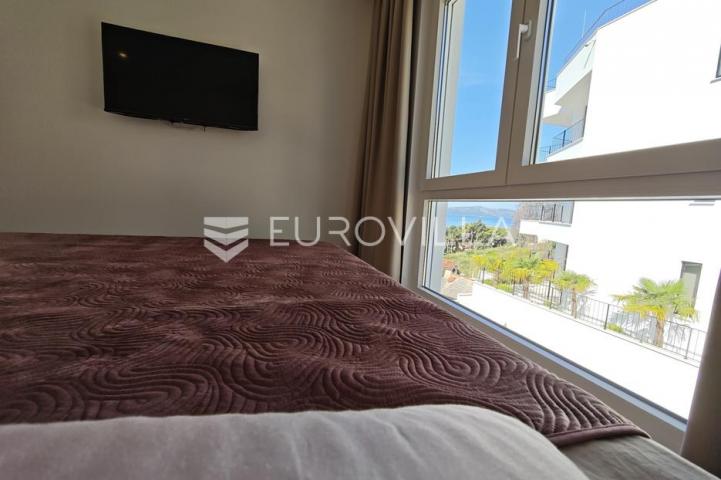 Trogir, Čiovo, dizajnerski uređen dvosoban stan s krovnom terasom garaža, jacuzzi