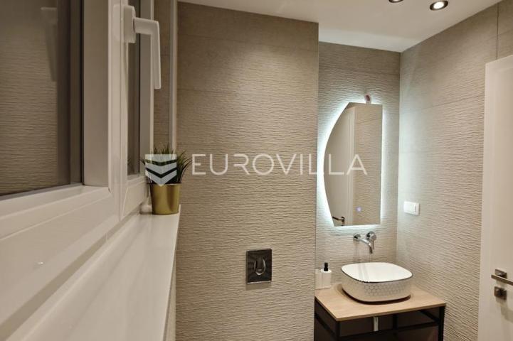 Trogir, Čiovo, dizajnerski uređen dvosoban stan s krovnom terasom garaža, jacuzzi