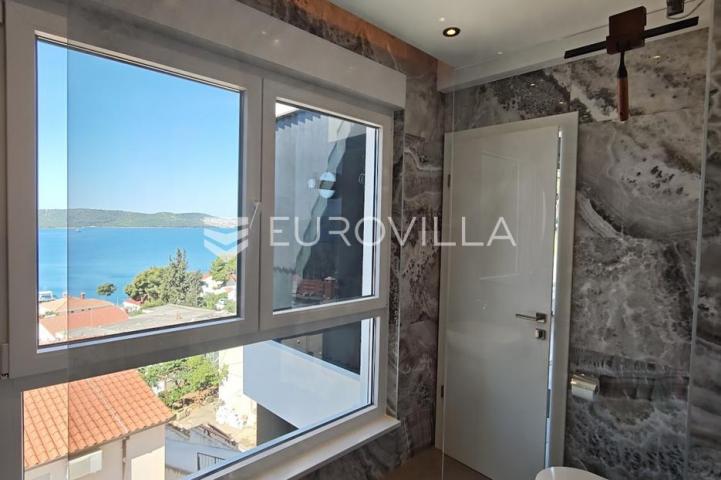Trogir, Čiovo, dizajnerski uređen dvosoban stan s krovnom terasom garaža, jacuzzi