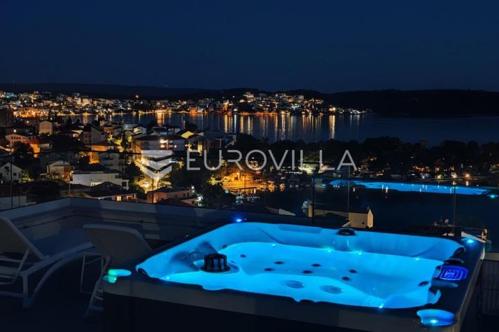 Trogir, Čiovo, dizajnerski uređen dvosoban stan s krovnom terasom garaža, jacuzzi