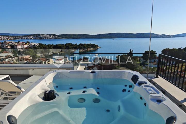 Trogir, Čiovo, dizajnerski uređen dvosoban stan s krovnom terasom garaža, jacuzzi