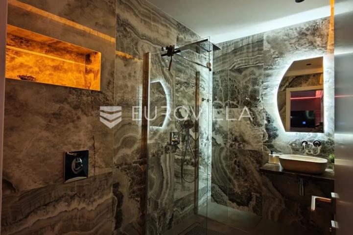Trogir, Čiovo, dizajnerski uređen dvosoban stan s krovnom terasom garaža, jacuzzi