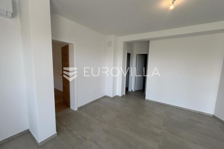 Pag, Mandre, Trosoban stan 98 m² na 1. katu, NOVOGRADNJA u blizini mora