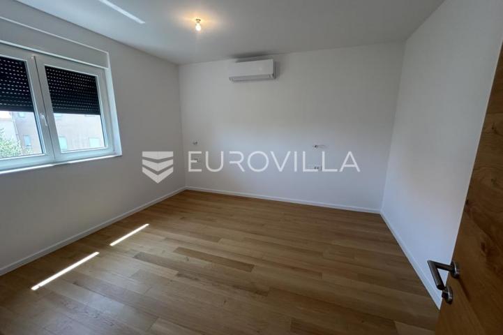 Pag, Mandre, Trosoban stan 98 m² na 1. katu, NOVOGRADNJA u blizini mora