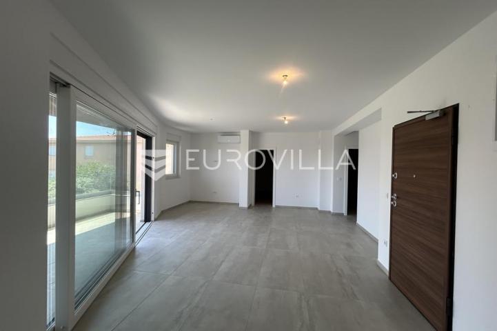 Pag, Mandre, Trosoban stan 98 m² na 1. katu, NOVOGRADNJA u blizini mora