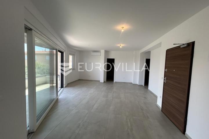 Pag, Mandre, Trosoban stan 98 m² na 1. katu, NOVOGRADNJA u blizini mora