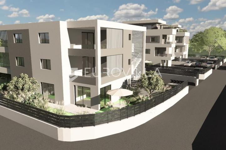 Kaštel Stari, trosoban stan s pogledom na more na odličnoj lokaciji