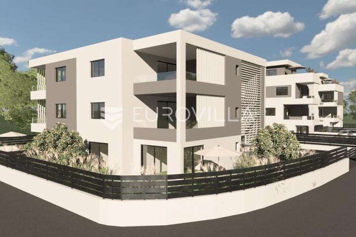 Kaštel Stari, trosoban stan s pogledom na more na odličnoj lokaciji