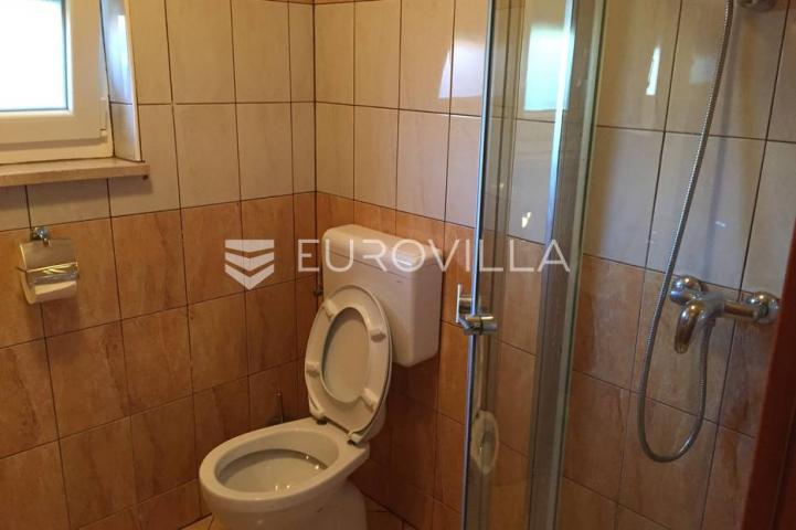 Medulin, velika stambena zgrada 300 m od mora