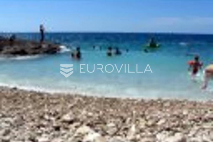 Medulin, velika stambena zgrada 300 m od mora