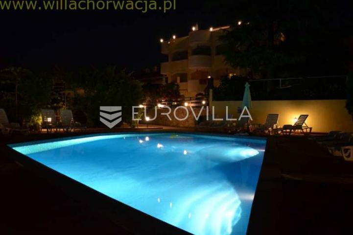 Medulin, velika stambena zgrada 300 m od mora