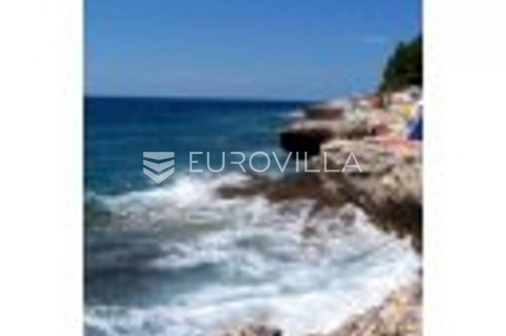 Medulin, velika stambena zgrada 300 m od mora