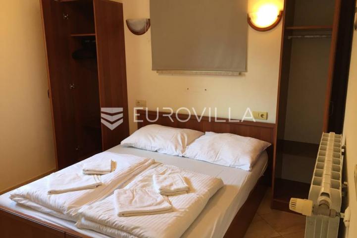 Medulin, velika stambena zgrada 300 m od mora