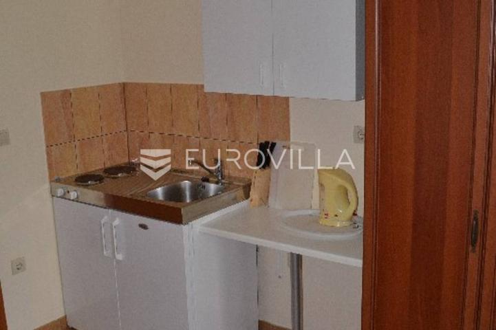 Medulin, velika stambena zgrada 300 m od mora