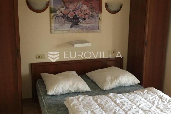 Medulin, velika stambena zgrada 300 m od mora
