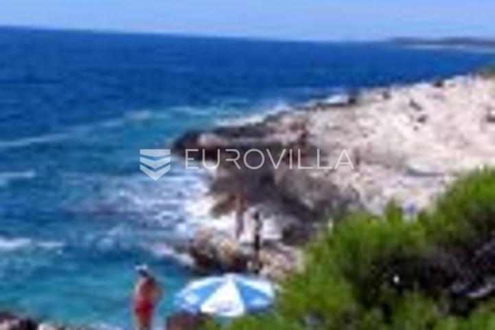 Medulin, velika stambena zgrada 300 m od mora