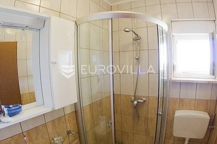 Medulin, velika stambena zgrada 300 m od mora