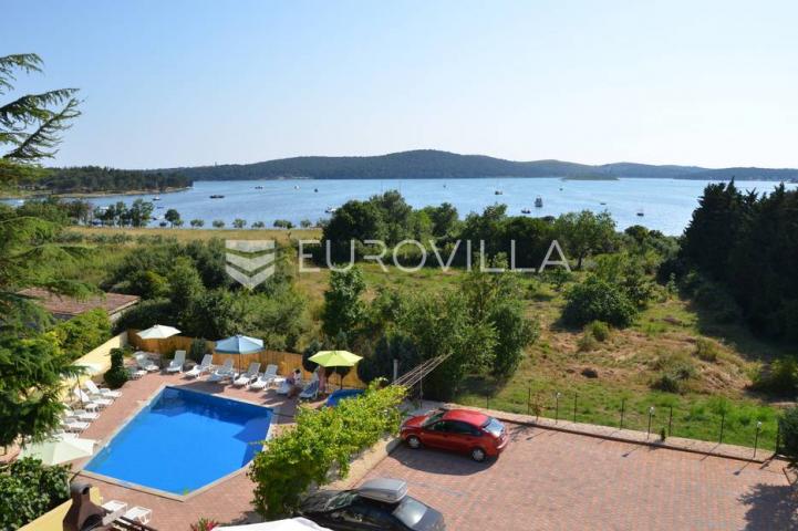 Medulin, velika stambena zgrada 300 m od mora