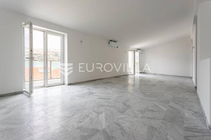 Pag, četverosoban penthouse S5 s neto korisnom površinom od 160 m², uz more NOVOGRADNJA