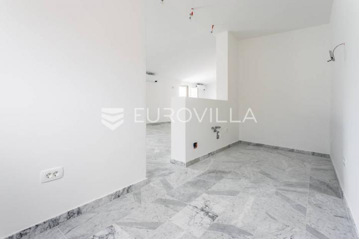 Pag, četverosoban penthouse S5 s neto korisnom površinom od 160 m², uz more NOVOGRADNJA