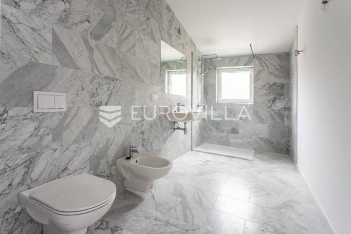 Pag, četverosoban penthouse S5 s neto korisnom površinom od 160 m², uz more NOVOGRADNJA