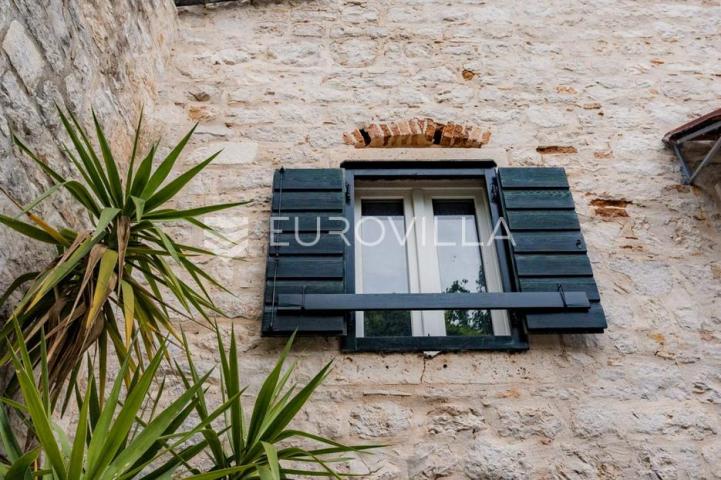 Šibenik, stara gradska jezgra, povijesna palača iz 12. stoljeća