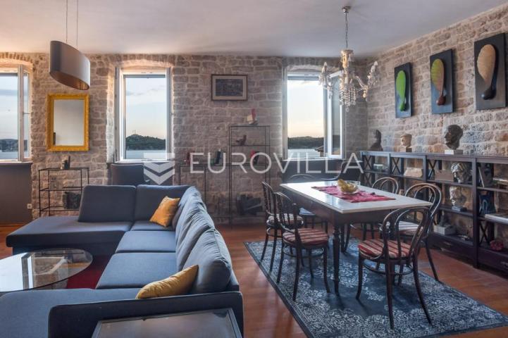 Šibenik, stara gradska jezgra, povijesna palača iz 12. stoljeća