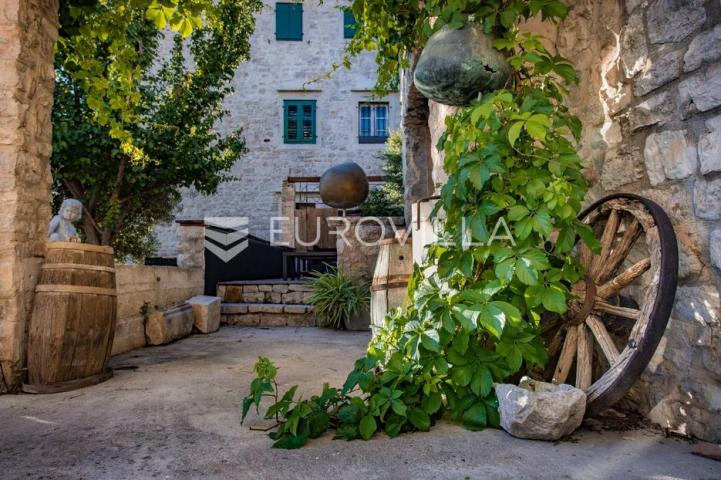 Šibenik, stara gradska jezgra, povijesna palača iz 12. stoljeća