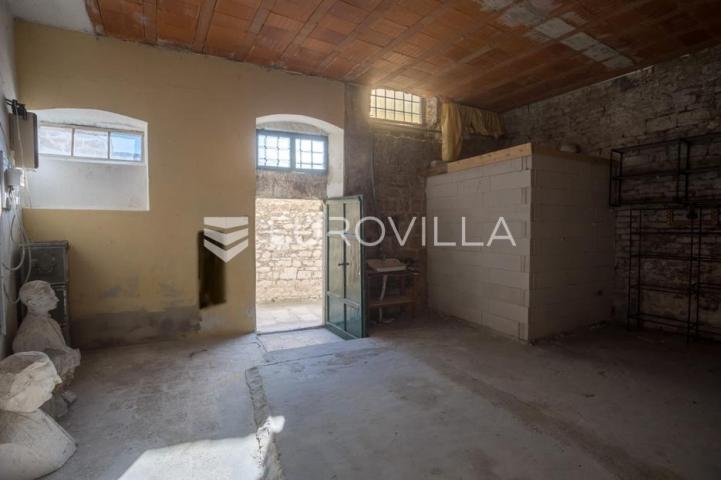 Šibenik, stara gradska jezgra, povijesna palača iz 12. stoljeća