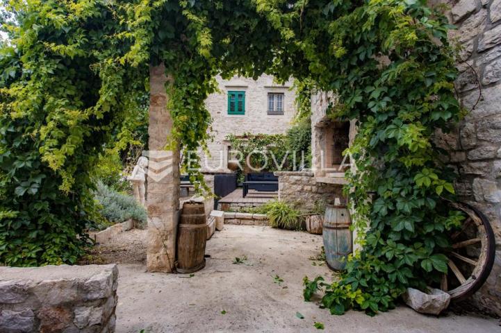 Šibenik, stara gradska jezgra, povijesna palača iz 12. stoljeća