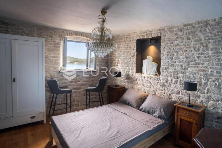 Šibenik, stara gradska jezgra, povijesna palača iz 12. stoljeća