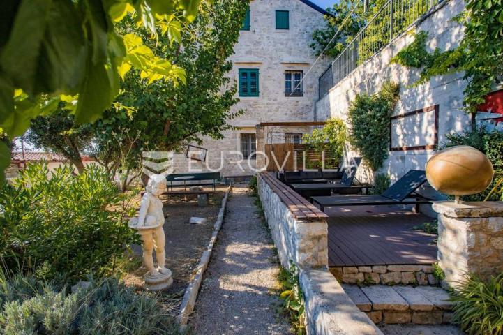 Šibenik, stara gradska jezgra, povijesna palača iz 12. stoljeća