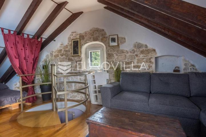 Šibenik, stara gradska jezgra, povijesna palača iz 12. stoljeća