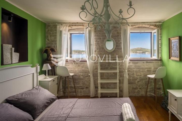 Šibenik, stara gradska jezgra, povijesna palača iz 12. stoljeća