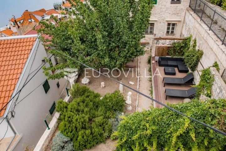 Šibenik, stara gradska jezgra, povijesna palača iz 12. stoljeća