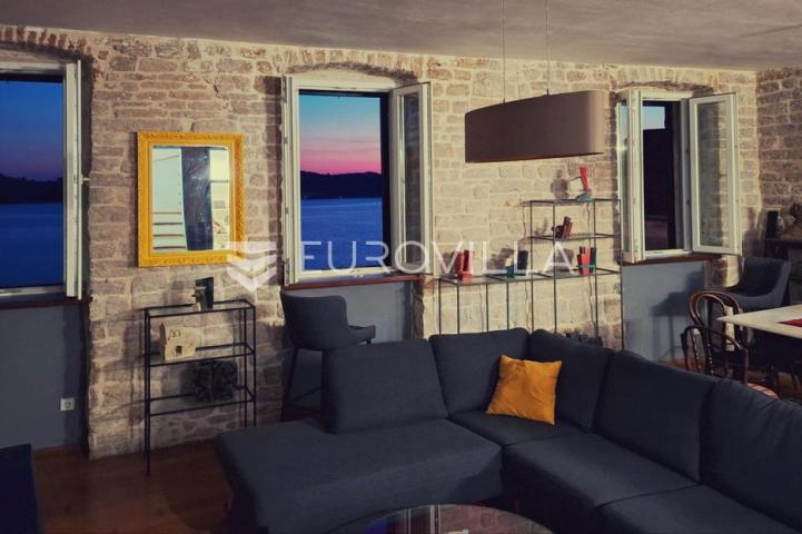 Šibenik, stara gradska jezgra, povijesna palača iz 12. stoljeća