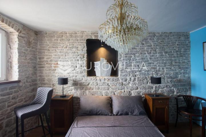 Šibenik, stara gradska jezgra, povijesna palača iz 12. stoljeća