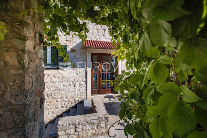 Šibenik, stara gradska jezgra, povijesna palača iz 12. stoljeća