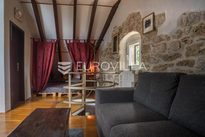 Šibenik, stara gradska jezgra, povijesna palača iz 12. stoljeća